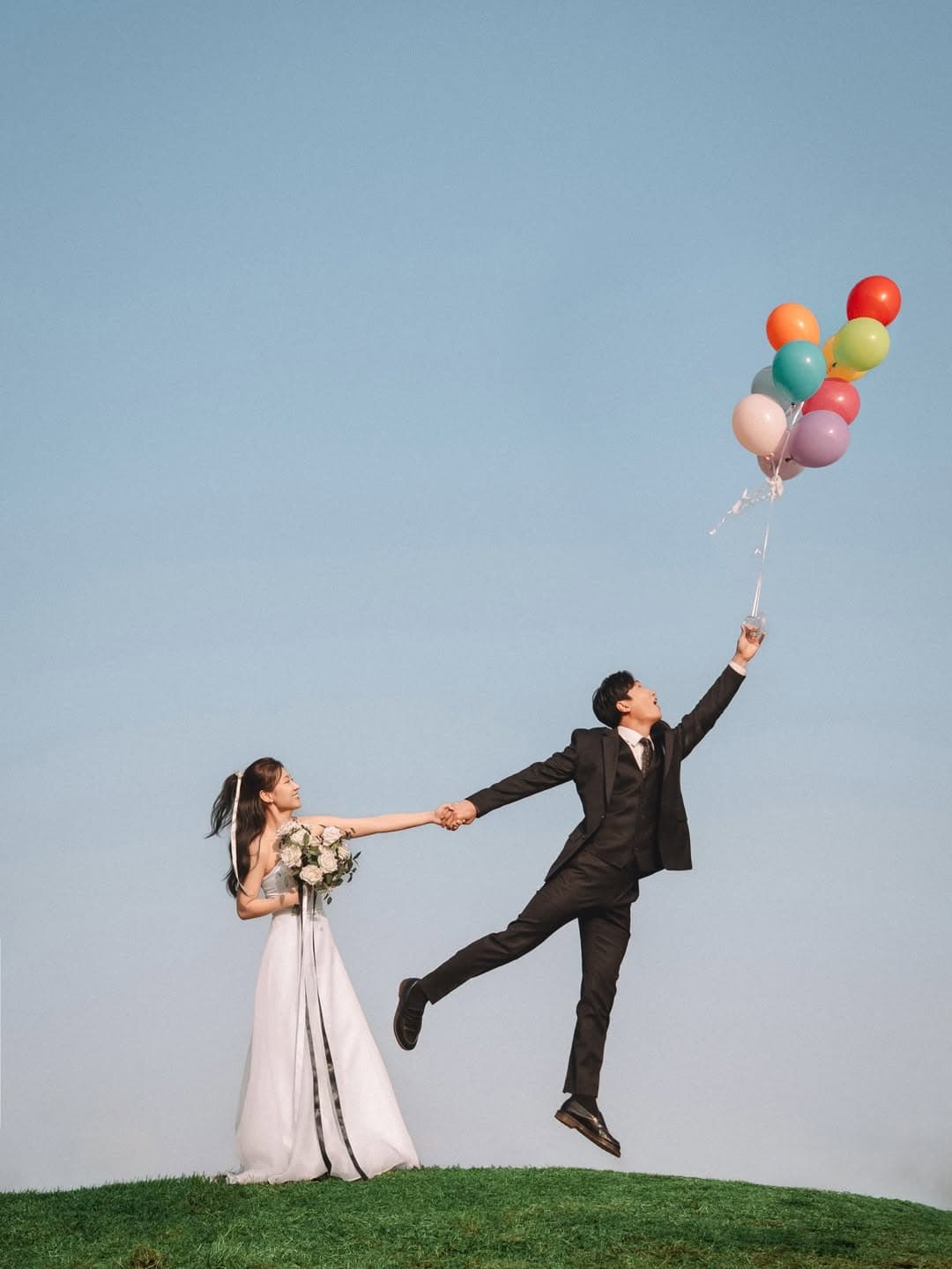 Wedding couple with balloons